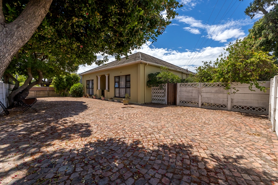 4 Bedroom Property for Sale in Kenwyn Western Cape